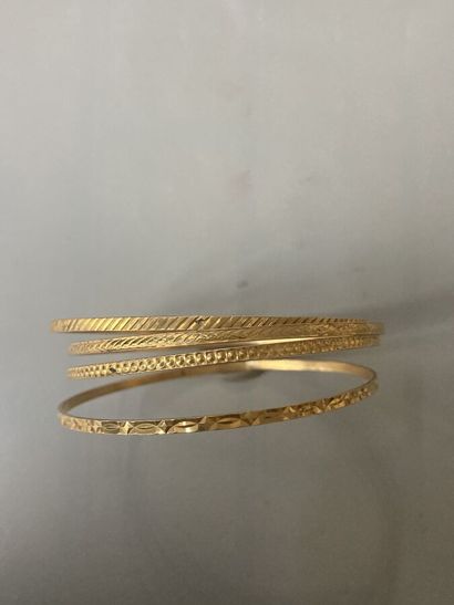 null 30. Ensemble de sept bracelets fins rigides en or jaune

750/1000 à décor géométrique.

Poids...