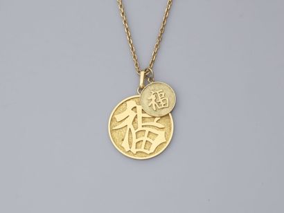 null 48. 18k (750/1000) yellow gold chain with two pendants

with Chinese decoration.

Weight...