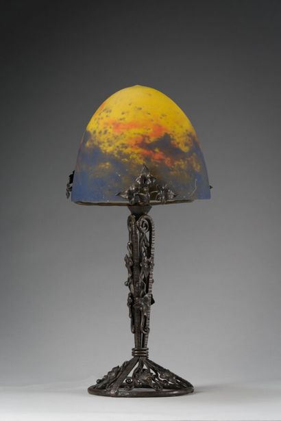 null 306. MULLER Frères Lunéville

 Lampe « Champignon » à diffuseur en verre marmoréen

dans...