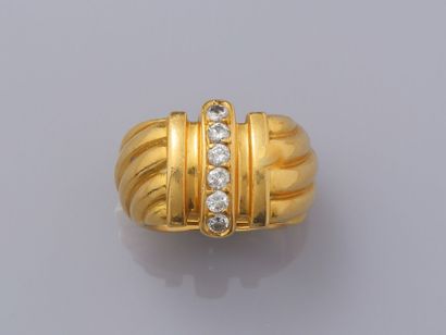 null 22. Large 18K (750) gold ring with a twisted effect, decorated with a

with...