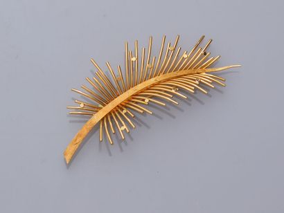 2. Palm brooch in yellow gold 750/1000.

Weight...