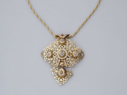 null 16. Chain in yellow gold 750/1000 with openwork pendant,

decorated with rhinestones.

Gross...