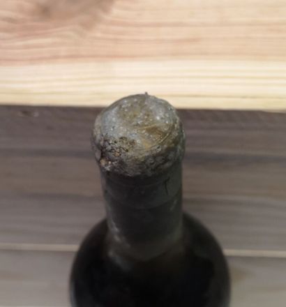 null 114. 1 bottle Château d'YQUEM - 1er Gc supérieur

Sauternes 1924. Slightly damaged...