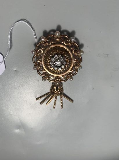 null 4. Broche pendentif ronde en or jaune 750/1000 avec

petites perles et diamants...