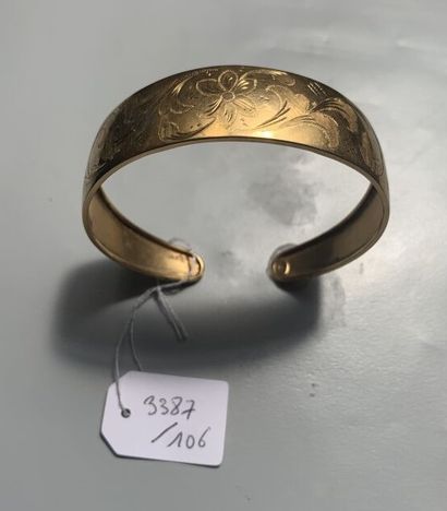 null 17. Open-worked gold bracelet 750/1000 with incised decoration of flowers.

Weight...