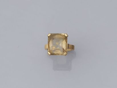 null 38. 18K (750) gold ring with a rectangular citrine.

rectangular citrine.

Finger...
