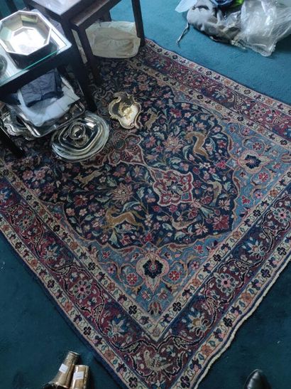 null 304. Tapis d'Orient à médaillon central rouge

sur fond bleu nuit à décor floral.

242...