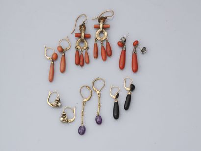 9. Lot of jewelry including :

a pair of...