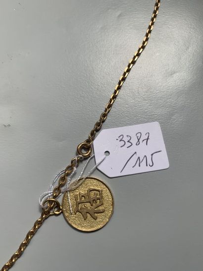 null 48. Chaine or jaune 18k (750/1000) avec deux pendentifs

à décor chinois.

Poids...