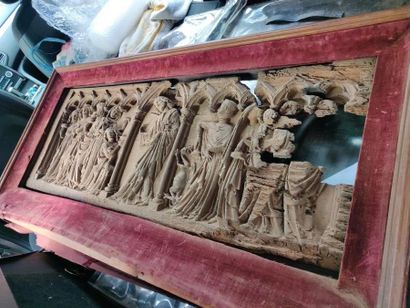 null 203. Important wooden panel carved in high relief representing, under arcatures

the...