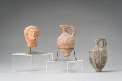 null 195. Lot composed of two antique vases in terracotta and

a head of antique...