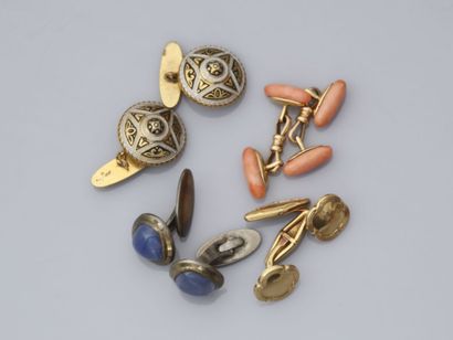 10. Two pairs of cufflinks in 18K gold

(750),...