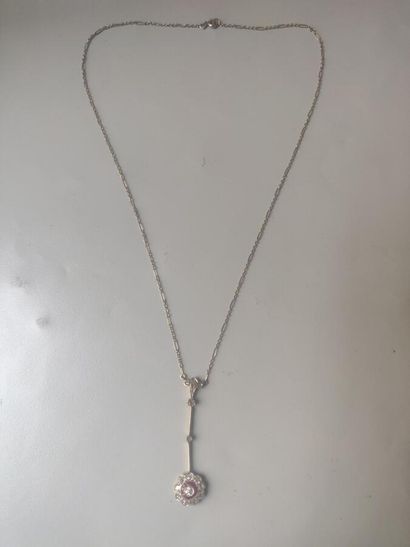 null 27. Necklace in white gold 750/1000 with articulated pendant with

decorated...