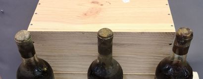 null 115. 3 bottles Château d'YQUEM - 1er Gc supérieur

Sauternes 1924. Stained and...