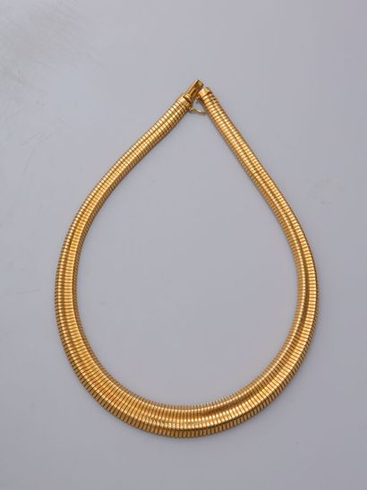 null 7. Necklace tubogas in gold 18K (750) in fall.

L : 42 cm approximately.

Weight...