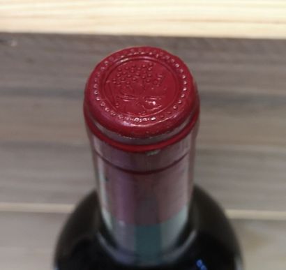 null 103. 1 bottle LA GRANGE NEUVE de FIGEAC -

Saint Emilion Grand Cru 1990. Label...