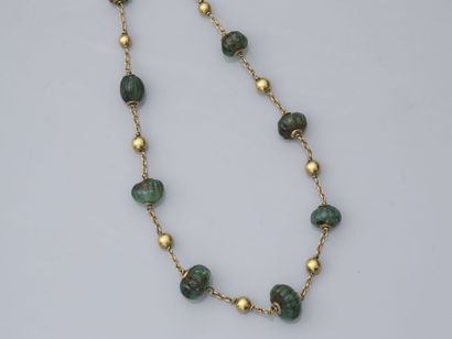 null 35. Necklace of balls and chains of gold 18K (750),

of emerald balls engraved...