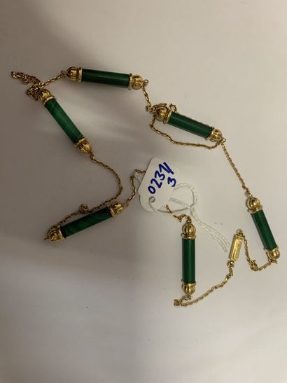 null 34. CARTIER

 Collier or 18K (750) scandé de bâtonnets de malachite

épaulés...