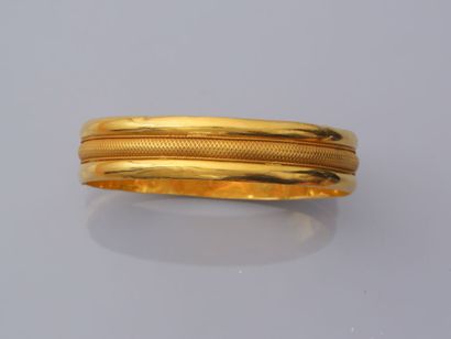 null 18. Bracelet jonc en or jaune 18K.

(Bosses).

Poids : 24.2 g