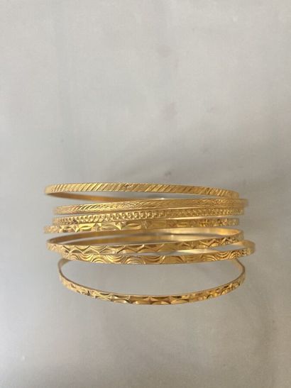 null 30. Set of seven thin rigid bracelets in yellow gold

750/1000 with geometric...