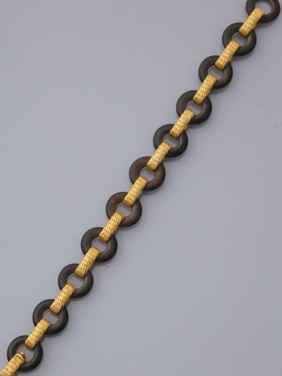 null 20. VAN CLEEF & ARPELS

 Bracelet en barrettes d'or guilloché 18K (750)

alternées...