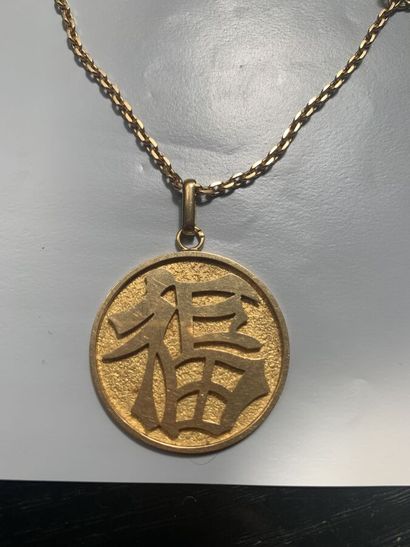 null 48. 18k (750/1000) yellow gold chain with two pendants

with Chinese decoration.

Weight...