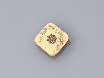 null 45. Square brooch in yellow gold 750/1000 with pearls in the

center, metal...