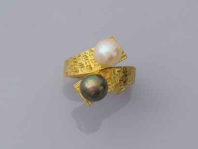 23. 18K (750) gold cross ring with a white...