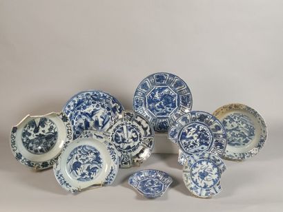 null CHINA

Lot of porcelain dishes and plates with blue and white decoration of...