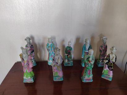 null CHINE

Suite de neuf statuettes en porcelaine polychrome, représentant des immortels...
