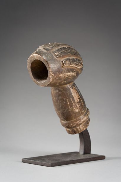 null AFRICA

Pipe with incised and engraved geometrical decoration.

L : 16 cm.

(Wear...