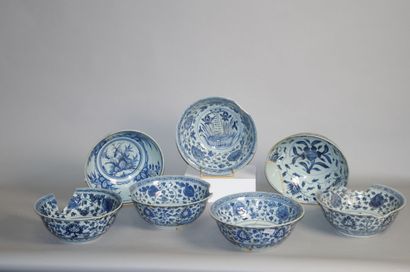 CHINE

Sept grands bols en porcelaine bleu...