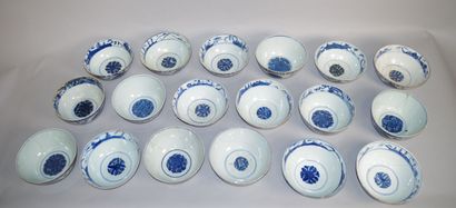 null CHINE 

Dix-huit bols en porcelaine bleu blanc à décor de médaillons de fleurs,...