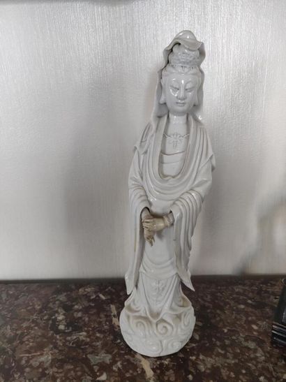 null CHINE

Statue de guanyin en porcelaine blanc de Chine, représentée debout sur...