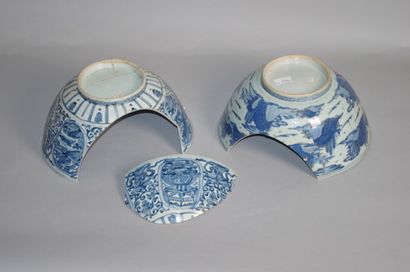 null CHINE

Deux grands bols en porcelaine bleu blanc à décor central de pagodes...