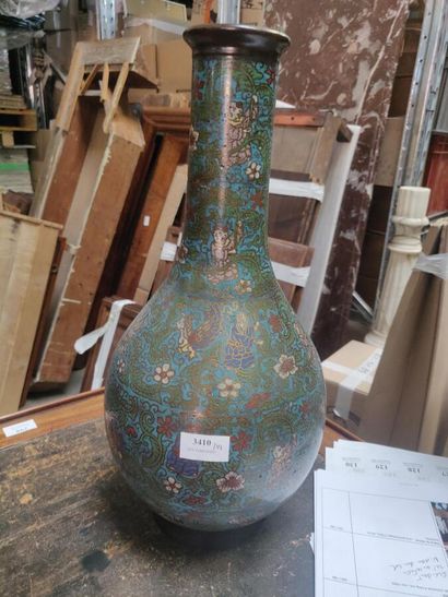 null JAPON :

Vase bouteille en bronze et émaux champlevés, à décor de personnages...