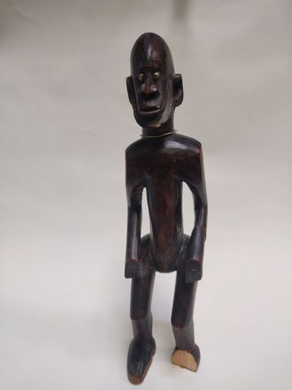 null MALI

Bambara statuette " Bearded man ".

Wood and iron inlay in the eyes, patina...