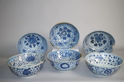 null CHINE

Douze grands bols en porcelaine bleu blanc à décor central d'un médaillon...