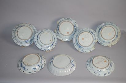 null CHINE

Huit plats en porcelaine bleu blanc à décor central de daims et canards...