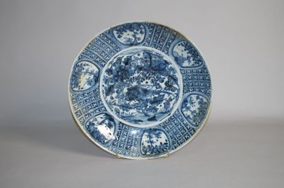null CHINE (Swatow)

Grand plat en porcelaine bleu blanc à décor central d'un oiseau...