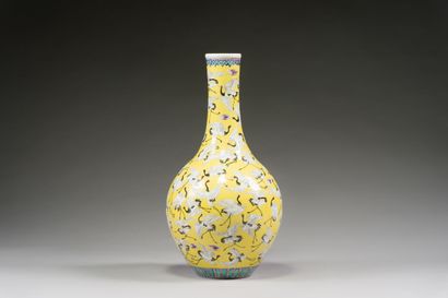 CHINE

Grand vase en porcelaine polychrome,...