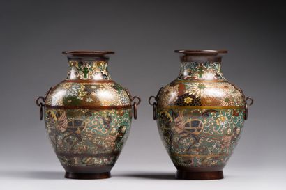 JAPON

Paire de vases balustres en bronze...
