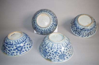 null CHINE

Quatre grands bols en porcelaine bleu blanc dont deux à décor central...