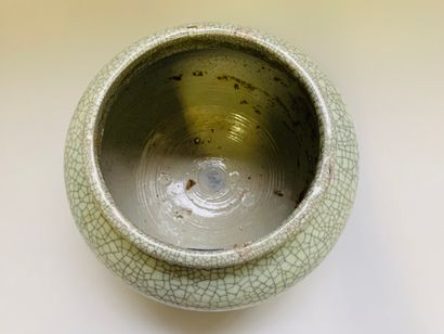 null 
Vase boule en porcelaine craquelée.

H : 16 cm Diam. : 12 cm à la base, 24...