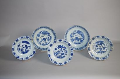 CHINE

Cinq plats creux en porcelaine bleu...
