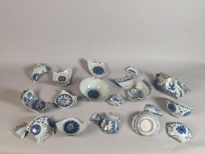 null CHINE

Lot en porcelaine composé de fragments de bols à décor bleu blanc de...