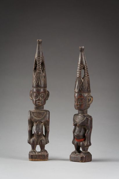 null AFRIQUE

Deux statuettes : Couple en bois à patine brune, coiffes hautes et...