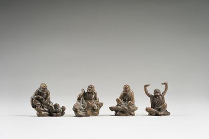 null CHINE 

Lot en bronze, comprenant :

Quatre statuettes de Budai et quatre statuettes...