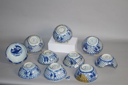 null CHINE

Dix bols en porcelaine bleu blanc, l'intérieur à décor central d'un shoulao...