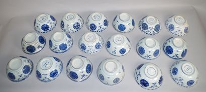 null CHINE 

Dix-huit bols en porcelaine bleu blanc à décor de médaillons de fleurs,...